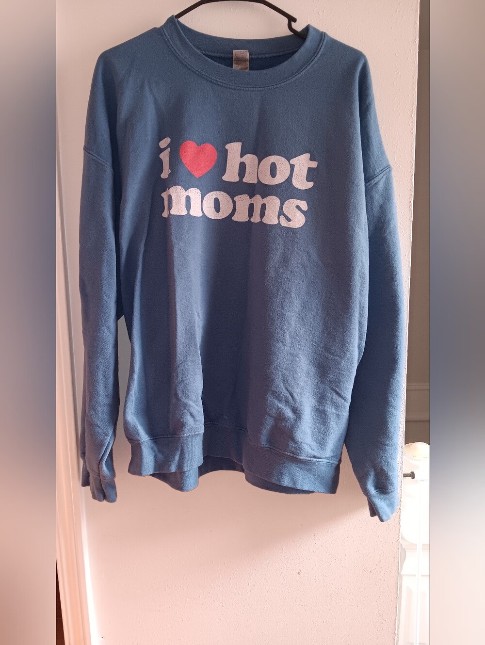 "I ♥ Hot Moms" Graphic Crewneck Sweatshirt